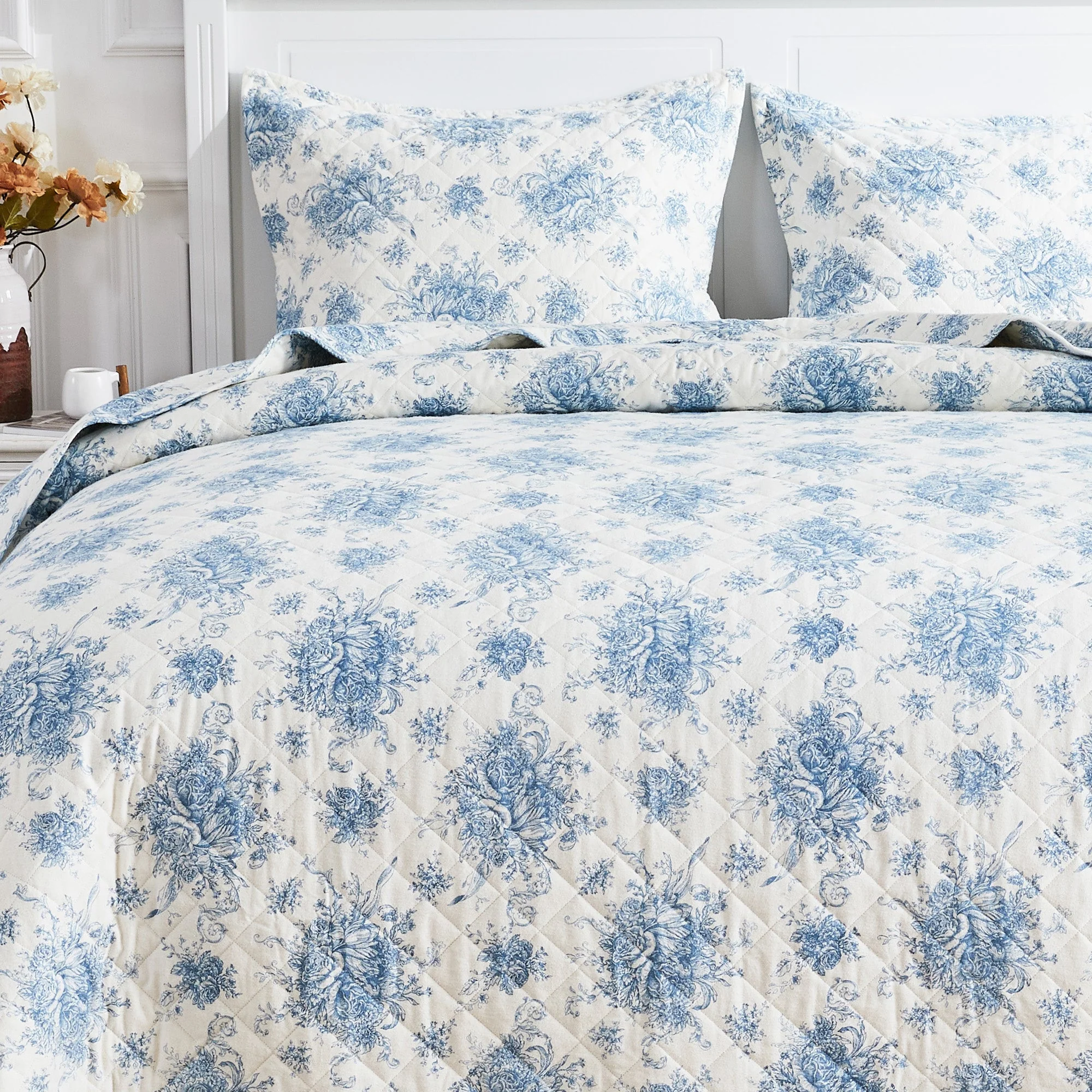 Petit Toile Cotton Flannel Quilt Set - Image 9
