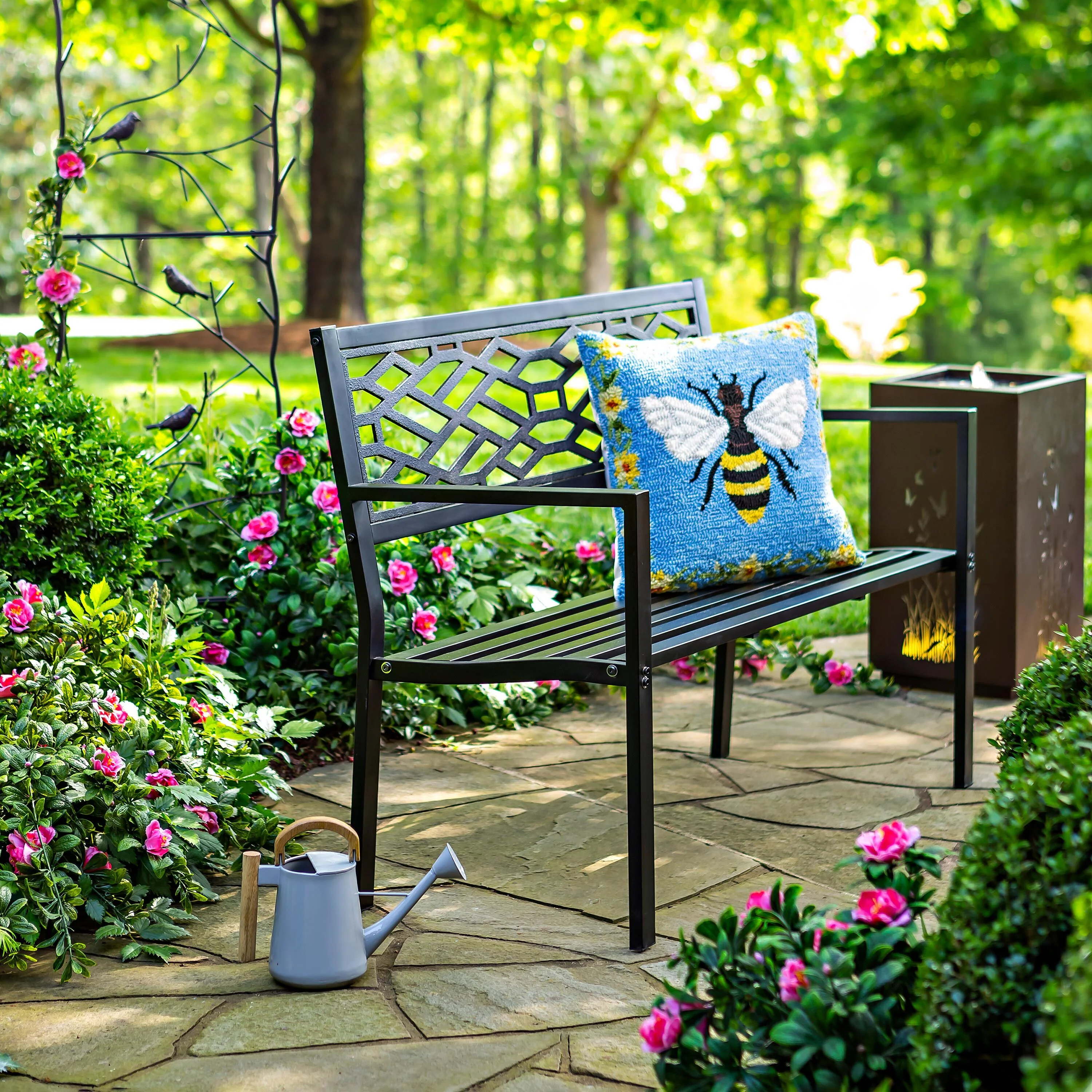 Indoor/Outdoor Bee Hooked Polypropylene Throw Pillow